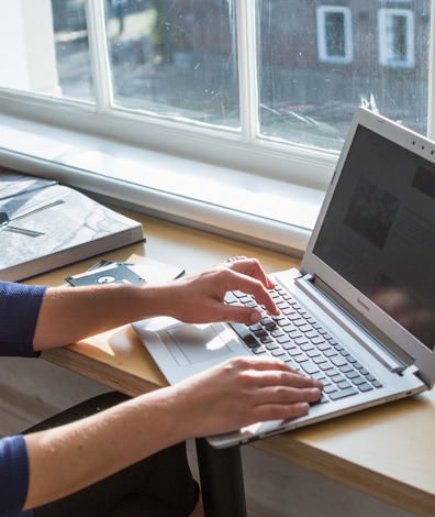 Persoon werkt op laptop