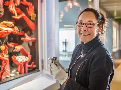 Vrouw met bril bekijkt collectie Zilvermuseum