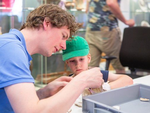 Aan de slag met echte vondsten bij Erfgoed Delft tijdens de Nationale Archeologiedagen 2023 (Foto: Floris Scheplitz / Erfgoedhuis Zuid-Holland)