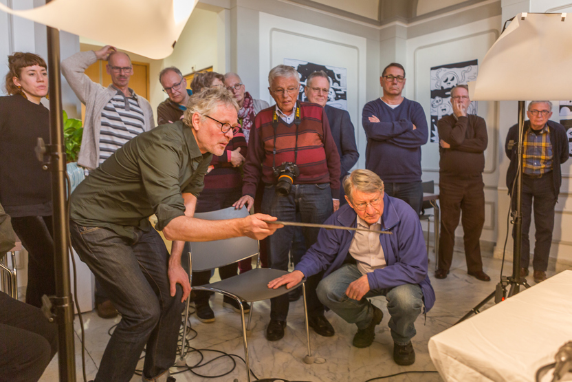 Docent laat deelnemers zien hoe ze hun object het beste neer kunnen zetten