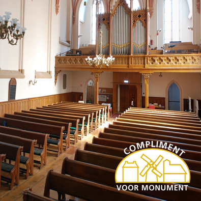 Interieur van een kerk met orgel