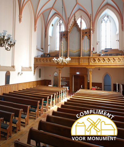 Interieur van een kerk met orgel