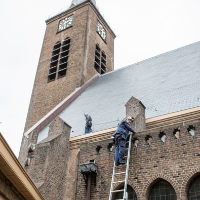 Monumentenwachters inspecteren het dak van een kerk. Foto: Floris Scheplitz