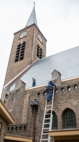 Monumentenwachters inspecteren het dak van een kerk. Foto: Floris Scheplitz