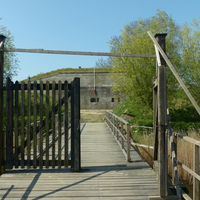 Houten brug naar fort penserdijk in westvoorne