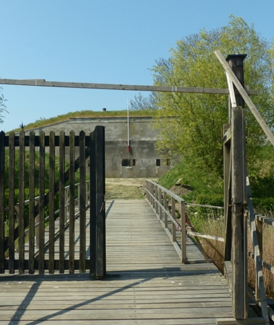 Houten brug naar fort penserdijk in westvoorne