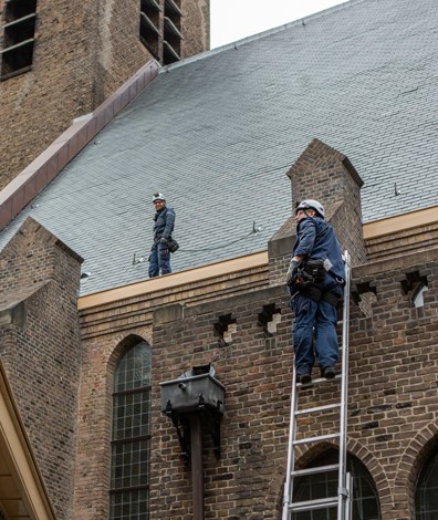 Monumentenwachters inspecteren het dak van een kerk. Foto: Floris Scheplitz