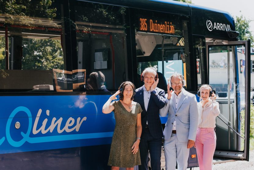 Soet Huijbregts (NPHD), gedeputeerde Potjer provincie Zuid-Holland (energie, natuur, omgevingswet en communicatie), wethouder Knape gemeente Katwijk (economie, onderwijs, financiën, groene leefomgeving en erfgoed) en Lieke Wigger (Arriva Nederland) starten officieel de audiotour (Foto: Arriva)