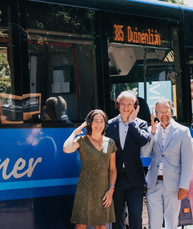 Soet Huijbregts (NPHD), gedeputeerde Potjer provincie Zuid-Holland (energie, natuur, omgevingswet en communicatie), wethouder Knape gemeente Katwijk (economie, onderwijs, financiën, groene leefomgeving en erfgoed) en Lieke Wigger (Arriva Nederland) starten officieel de audiotour (Foto: Arriva)