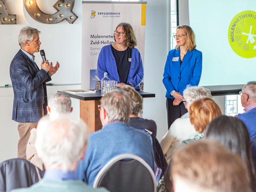 Marloes Wellenberg en Ellen Steendam worden naar voren geroepen om de prijs in ontvangst te nemen