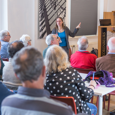 Cursisten luisteren naar docent over digitalisering