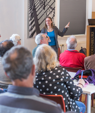 Cursisten luisteren naar docent over digitalisering