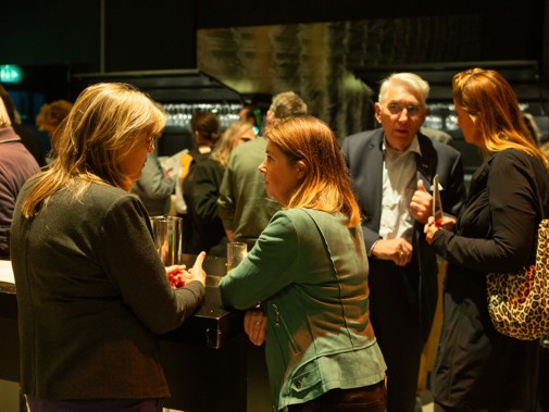 Tijdens de lunch wordt er druk genetwerkt. Foto: Floris Scheplitz