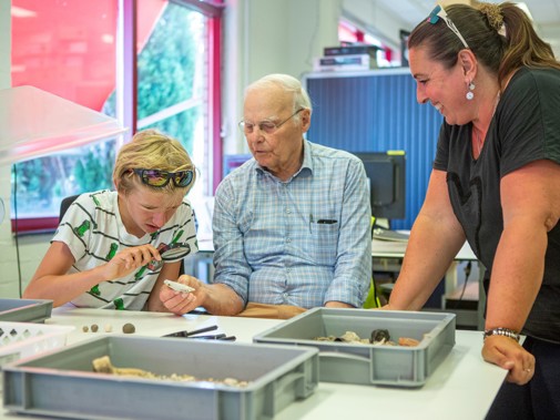 Aan de slag met echte vondsten bij Erfgoed Delft tijdens de Nationale Archeologiedagen 2023 (Foto: Floris Scheplitz / Erfgoedhuis Zuid-Holland)