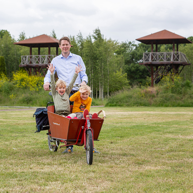 Vader met kinderen in bakfiets bij limeslocatie Park Matilo in Leiden