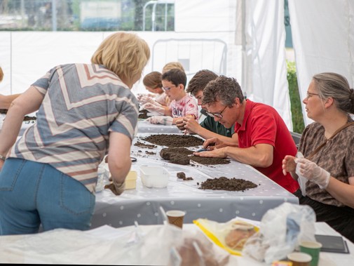 Bigbaggen in Heinenoord tijdens de Nationale Archeologiedagen 2023 (Foto: Floris Scheplitz / Erfgoedhuis Zuid-Holland)