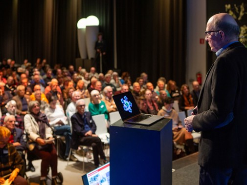 Ondanks de storm was de zaal vol tijdens de lezing van Wessel de Jonge. Foto: Floris Scheplitz