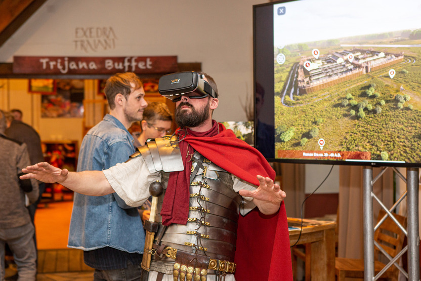 Romeinse re-enactor met een VR-bril op