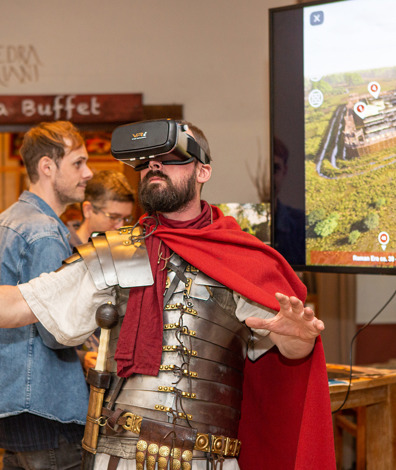 Romeinse re-enactor met een VR-bril op