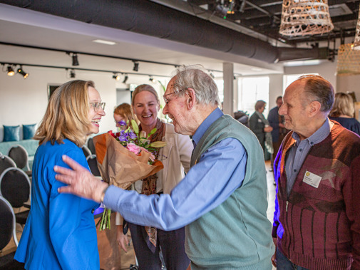 De bezoekers van de najaarsbijeenkomst Molennetwerk feliciteren Ellen en Marloes