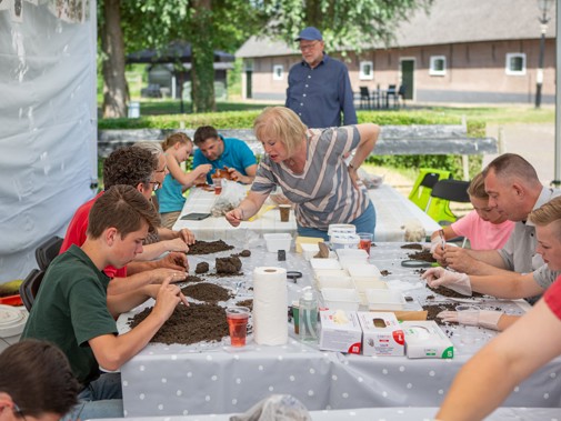 Bigbaggen in Heinenoord tijdens de Nationale Archeologiedagen 2023 (Foto: Floris Scheplitz / Erfgoedhuis Zuid-Holland)