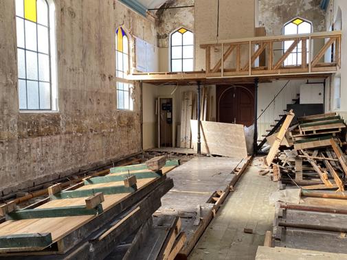 Interieur van een kerk is volledig gestript en ligt vol met bouwmateriaal, om te worden gerestaureerd.