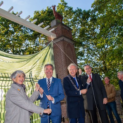 Foto van de onthulling met Georgette Leltz, Meindert Stolk, Leendert de Lange en Ronald Zoutendijk