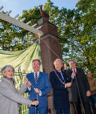 Foto van de onthulling met Georgette Leltz, Meindert Stolk, Leendert de Lange en Ronald Zoutendijk