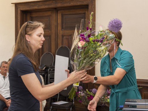 Esther Eenhuizen ontvangt haar diploma en bloemen  (Foto: René van den Burg)