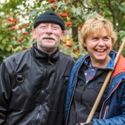 Man en vrouw met hark bij Landgoed Buitenplaats Huygens