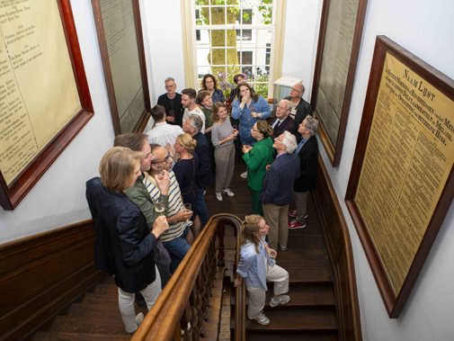 Het trappenhuis met de panelen (Foto: Marco Zwinkels / Erfgoedhuis Zuid-Holland)