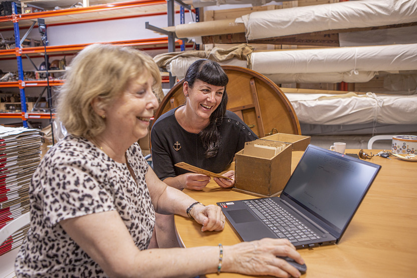 Twee personen zitten achter een laptop