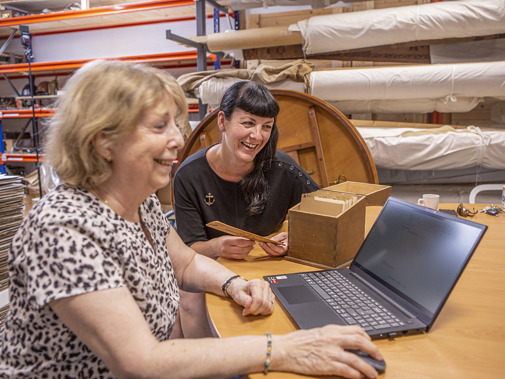 Twee personen zitten achter een laptop