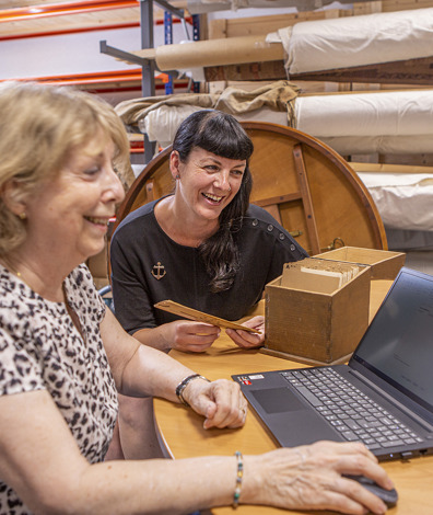 Twee personen zitten achter een laptop