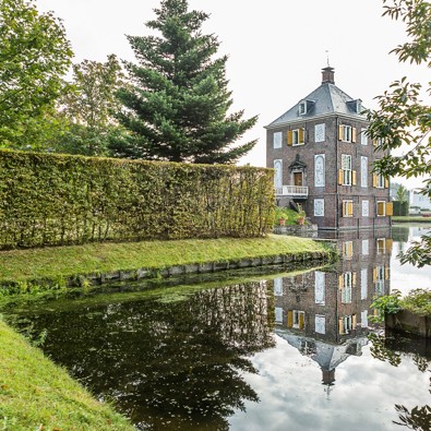 Grasveld en water bij Landgoed Buitenplaats Huygens